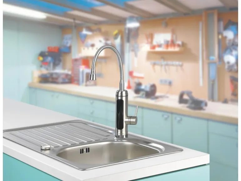 Maxxmee Warm und Kaltwasserarmatur mit integrierter Heizspirale Edelstahl 3600 W