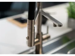 VIZIO 5 Wege Wasserhahn Küchenarmatur Edelstahl Massiv mit 360° Schwenkbarem Auslauf Abnehmbare 2 Strahl Handbrause Gebürstet Schwarz