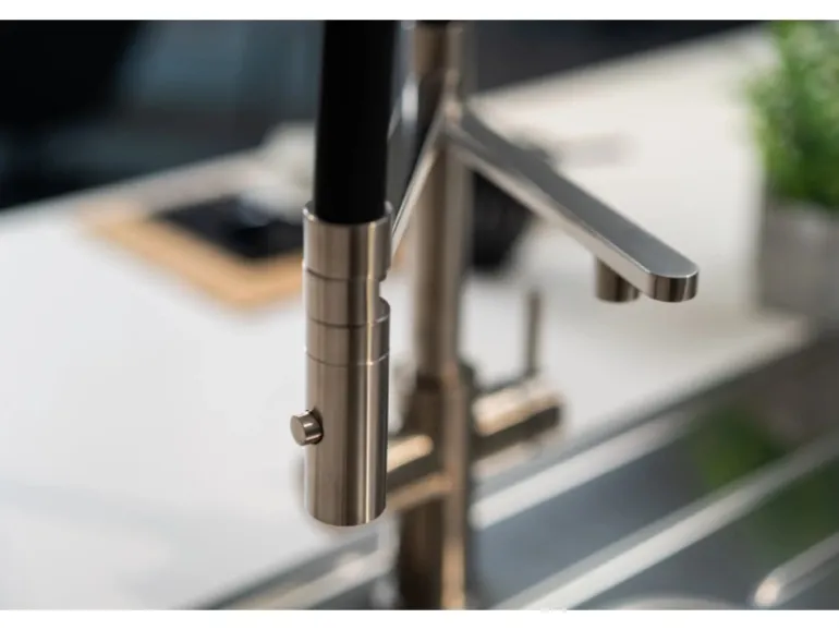 VIZIO 5 Wege Wasserhahn Küchenarmatur Edelstahl Massiv mit 360° Schwenkbarem Auslauf Abnehmbare 2 Strahl Handbrause Gebürstet Schwarz