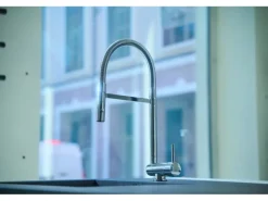 VIZIO Niederdruck Wasserhahn Vorfenster Küchenarmatur Umklappbar 6 CM mit 360° Schwenkbarem Auslauf Abnehmbare 2 Strahl Handbrause Verchromt
