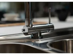 VIZIO Wasserhahn Vorfenster Küchenarmatur Umklappbar 45 CM mit 360° Schwenkbarem Auslauf Abnehmbare 2 Strahl Handbrause Verchromt Schwarz