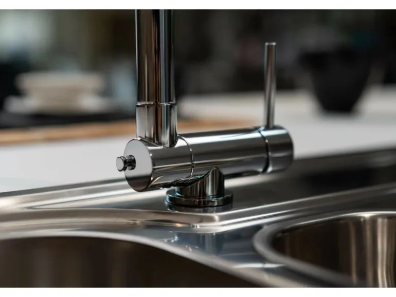 VIZIO Wasserhahn Vorfenster Küchenarmatur Umklappbar 45 CM mit 360° Schwenkbarem Auslauf Abnehmbare 2 Strahl Handbrause Verchromt Schwarz